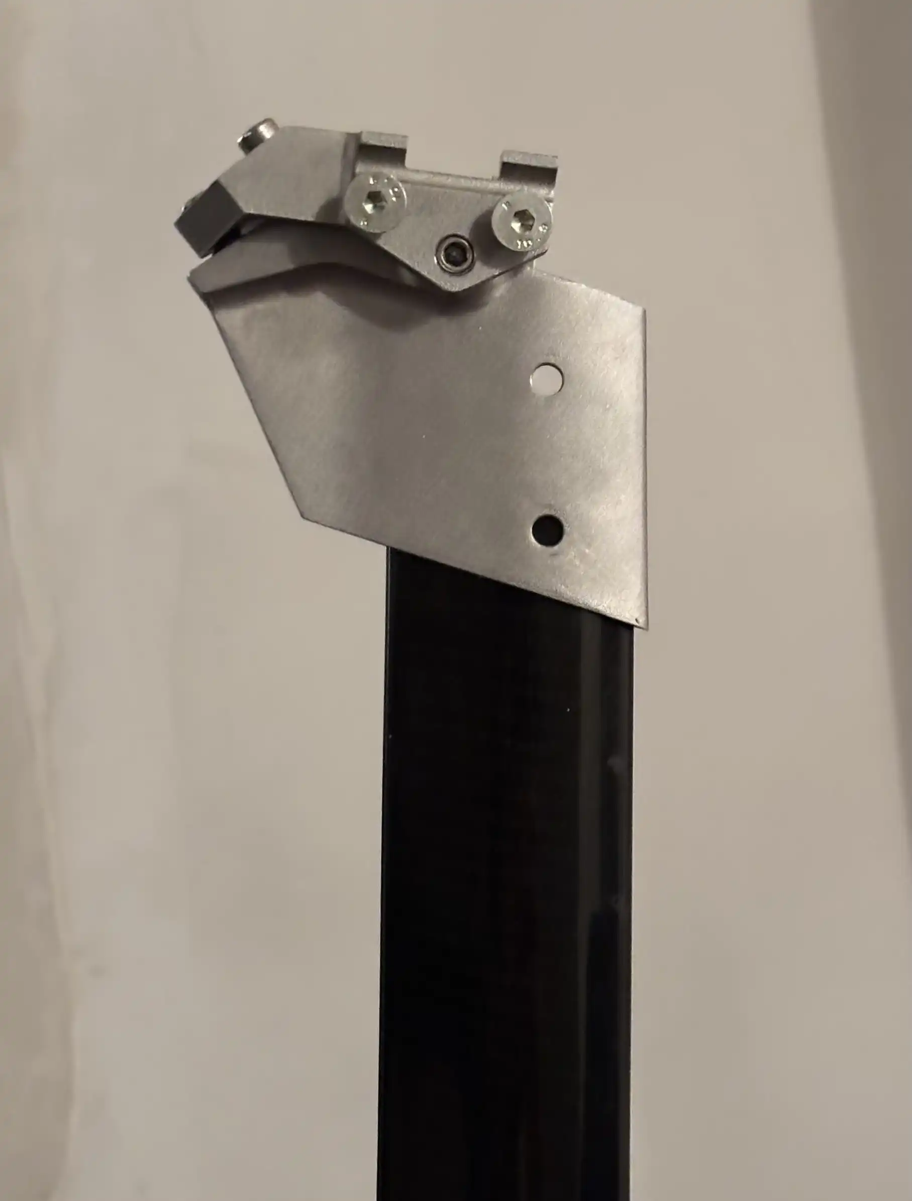 Side view of the 3D printed Lotus 110 saddle clamp fitted to an aerodynamic seatpost